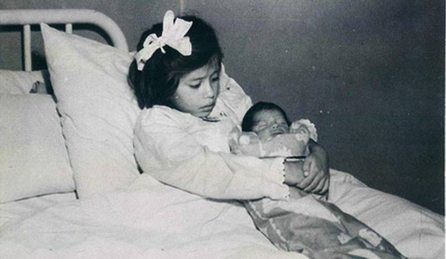 1939年，秘鲁5岁女孩琳娜·玛迪纳成为世界上最年轻母亲，2岁半来月经，如何怀孕至今是谜，至今她也没说出孩子的父亲是谁。琳娜·玛迪纳可谓创造了一个医学奇迹，目前她仍是世界上有记录的最年轻的妈妈。琳娜·玛迪纳出生在秘鲁最穷困省份的一个小村子里，是家里9个孩子中不起眼的一个。琳娜大概在4岁8个月的时候怀孕，在她5岁那年，父母发现琳娜的腹部越来越大，连村里的巫师也无能为力。琳娜的父亲只好将她带到医院检查。琳娜入院后，医生的检查结果令所有人惊诧万分——琳娜怀孕了。一个月后，即1939年5月14日——母亲节(当时琳娜的年龄是5岁7个月零21天)，她接受了剖腹产手术，生下了一个发育健全、重达2.7公斤的男孩。当时给琳娜进行剖腹产手术的医生称，琳娜的生殖器官已经完全发育成熟。琳娜大概在她4岁8个月的时候怀孕，而她的初潮年龄是两岁半。至此，琳娜创造了一个医学奇迹，目前她仍是世界上有记录的最年轻的妈妈。