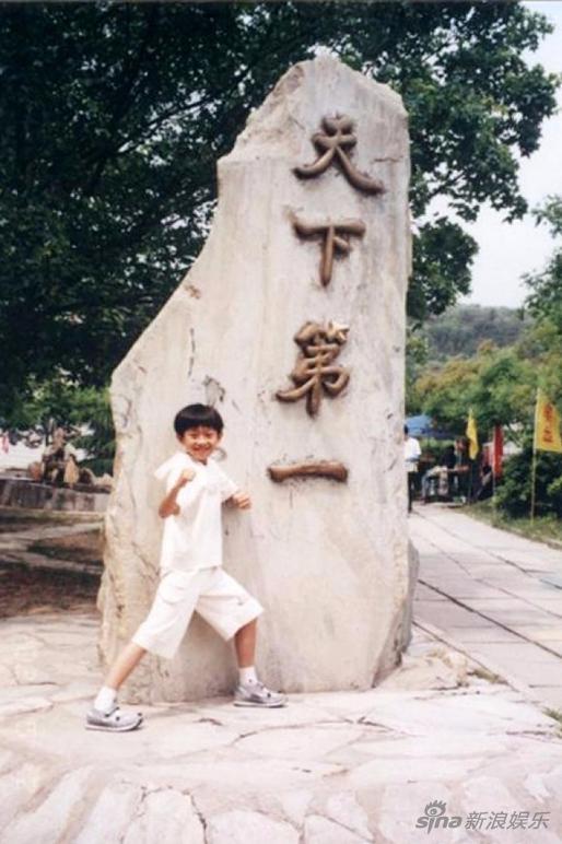 近日，张一山一组童年萌照曝光，网友调侃“骑过马，扛过枪，嘟过嘴，卖过萌，还在街边撸过串，地道的北京爷们。”评论更被粉丝攻陷，调侃这是张一山的颜值巅峰，可爱模样萌翻网友。