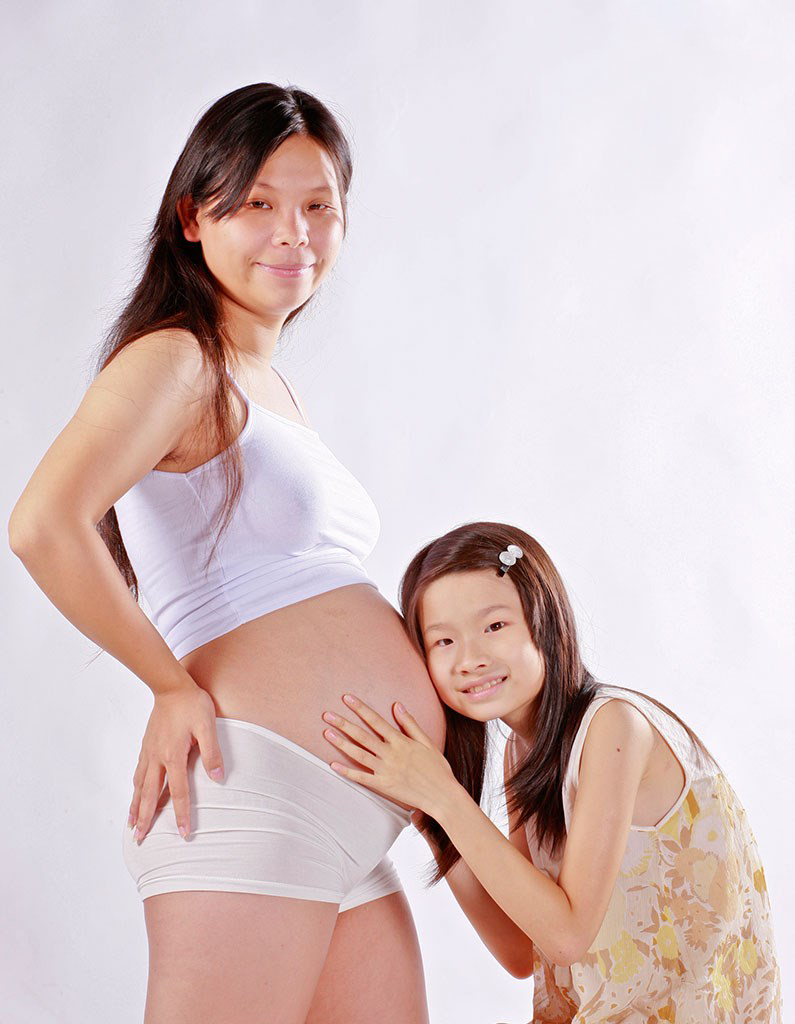 二胎孕妇亲子图片，妈妈大肚子跟着小宝宝一起合照的样子真的是超级的好看呢，无比暖心的画面，幸福暖心的亲子照哟。如此有爱的画面，展示出了母爱的伟大哟。