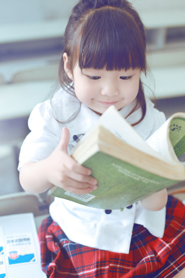 可爱的美女学霸小校服，萌萌哒的样子超级的软萌呢，清新的校服的她实在可人至极啊，美美哒校服小学霸美女小编真心觉得超级的养眼呢，穿着校服活跃在教室的她，无比的可爱哟~~