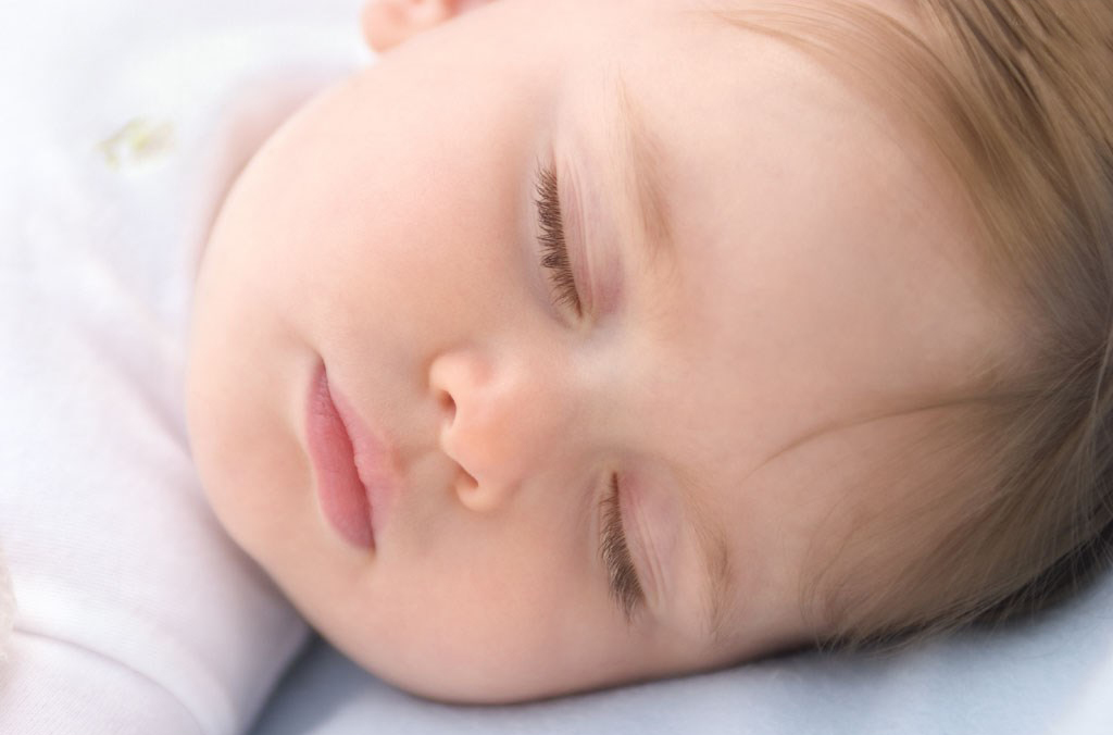 萌萌哒可爱的小宝宝睡觉特写图片，表情简直也是萌炸了呢。闭着眼睛熟睡的宝宝超级的可人呢，扑闪扑闪的大眼睛，那肥嘟嘟的小脸很是迷人啊，如此迷人的宝宝你喜欢么~~