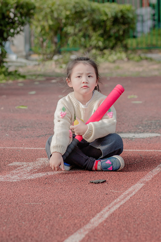 天真无暇的可爱小女孩户外写真，充满童趣的活泼图集，可爱的美美的小女孩在阳光下奔跑，活力满满呢。趁着微风正好，也赶紧带你家的萌娃户外溜达吧，记得要拍几张美美的照片哟。