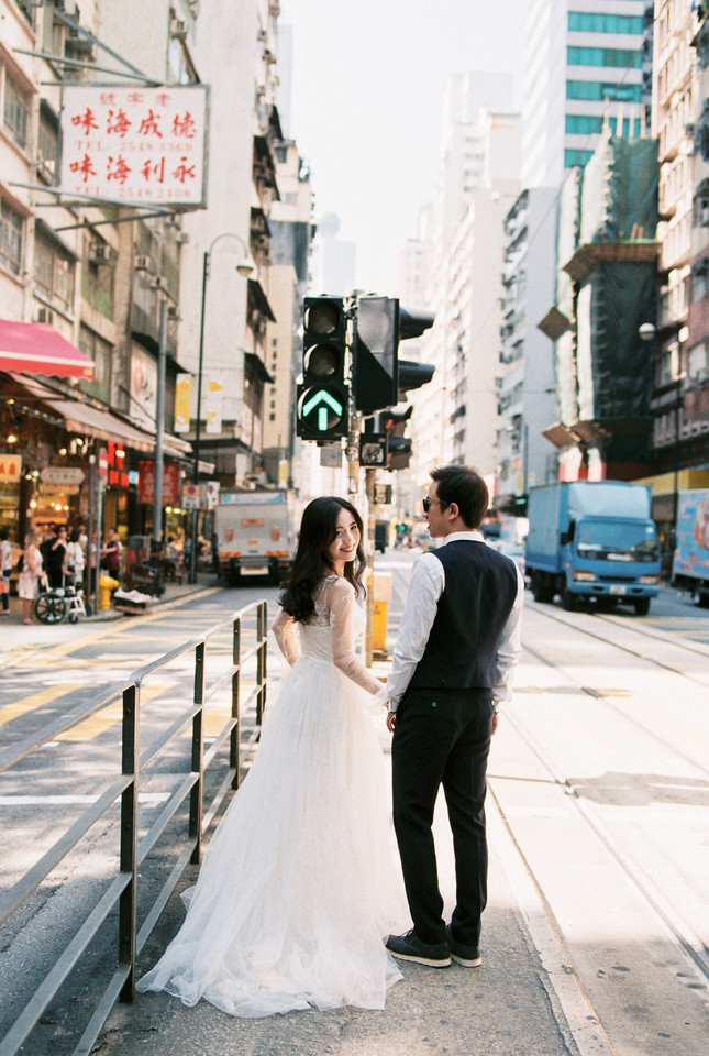 热爱这个城市，那是因为这个城市有你啊。城市街道婚纱唯美写真，浪漫的即将新婚的情侣礼服婚纱漫步在香港街头，街边的建筑物，小吃店全部都是爱情的见证，爱情的回忆。如此充满情怀的婚纱写真，咱能不让人惊艳!