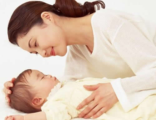 初乳与熟乳有什么区别，哪一个对于宝宝的发育更好