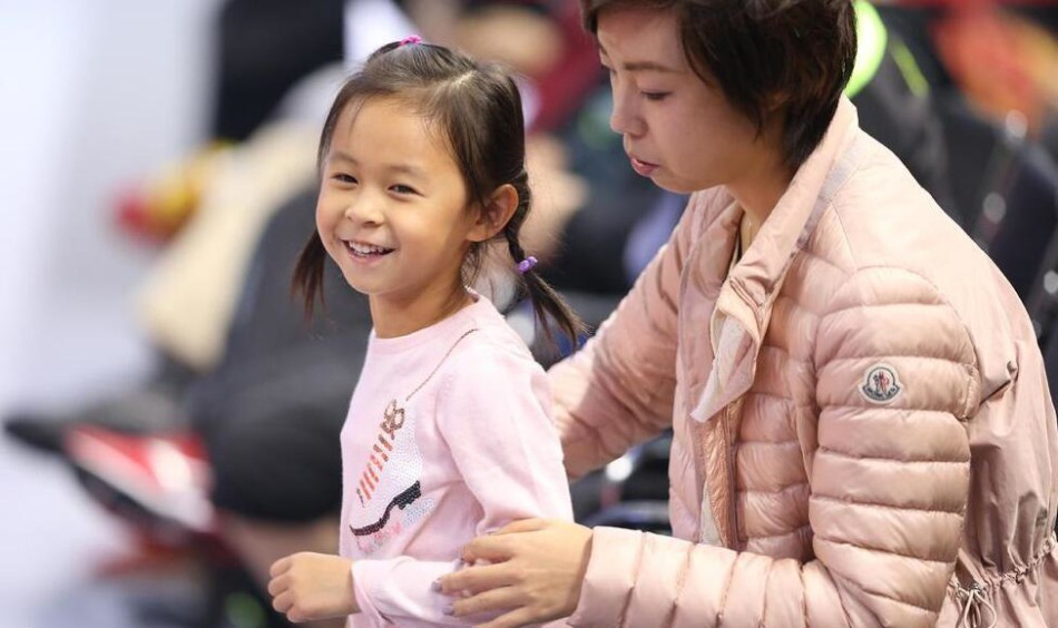 近日，2017“地表最强12人”乒乓球直通赛在深圳进行最后一晚的较量，大魔王张怡宁带着自己的女儿现身场边观赛，女儿乖巧可爱，不时与妈妈互动，张怡宁母爱本色尽显。