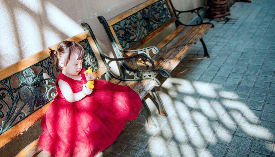红色裙子可爱的小萌娃，胖嘟嘟的小脸蛋，红色的裙子的她简直超级可爱的呢，小编看了很是喜欢如此可爱的萌娃哟。迷你可爱萝莉你喜欢么~~