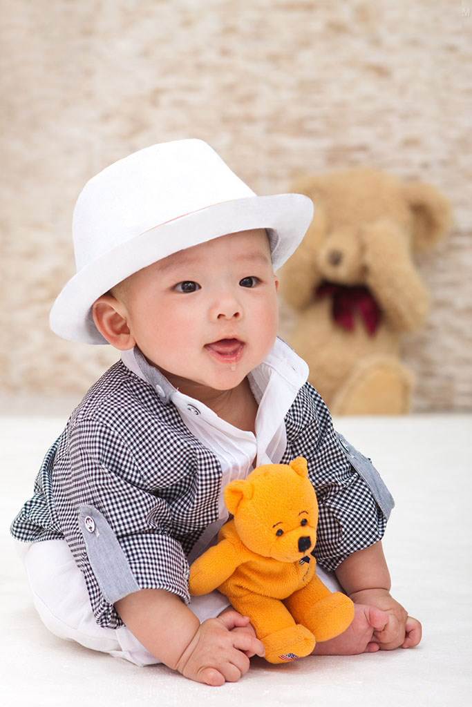 流口水的宝宝简直超级的可爱呢，戴着帽子的他很是软萌啊，中国男宝宝那可人的样子超级迷你可爱呢。如此极致可人的宝宝背景图片你看着喜欢么~~美美的宝宝喜欢么~~海量宝宝图片尽在亲亲宝贝网哟。