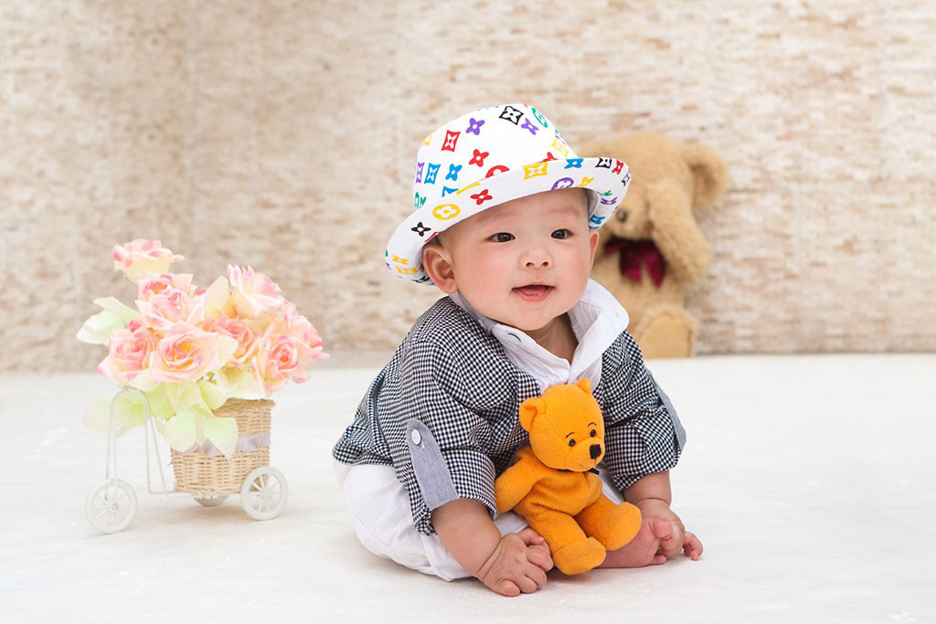 流口水的宝宝简直超级的可爱呢，戴着帽子的他很是软萌啊，中国男宝宝那可人的样子超级迷你可爱呢。如此极致可人的宝宝背景图片你看着喜欢么~~美美的宝宝喜欢么~~海量宝宝图片尽在亲亲宝贝网哟。