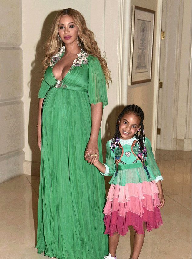 一身绿意盎然的Beyonce一家人其乐融融参加《美女与野兽》的首映礼。孕照大肚很是风情迷人。金发的她大肚子的孕照很是迷人啊!