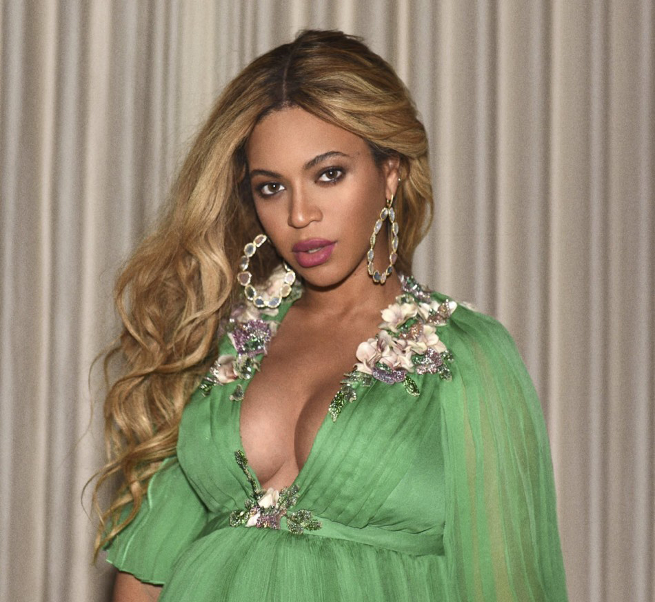 一身绿意盎然的Beyonce一家人其乐融融参加《美女与野兽》的首映礼。孕照大肚很是风情迷人。金发的她大肚子的孕照很是迷人啊!