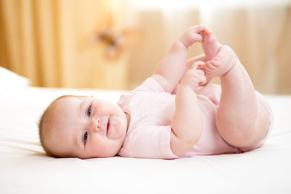 可爱的玩脚的宝宝图片，外国可爱的宝宝婴儿小小的身体无比的灵活哟，肥肥的手臂脚臂那么的萌，吃着自己脚丫子的样子简直萌呆了呢。如此可人的小宝宝婴儿图片简直无比的萌啊!