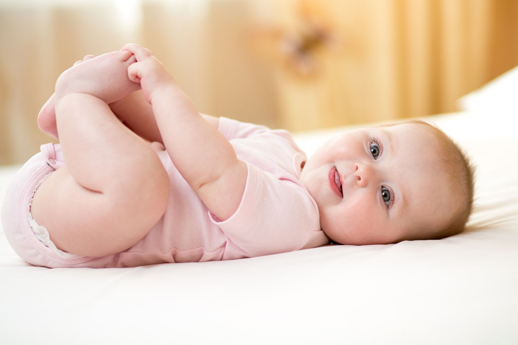 可爱的玩脚的宝宝图片，外国可爱的宝宝婴儿小小的身体无比的灵活哟，肥肥的手臂脚臂那么的萌，吃着自己脚丫子的样子简直萌呆了呢。如此可人的小宝宝婴儿图片简直无比的萌啊!