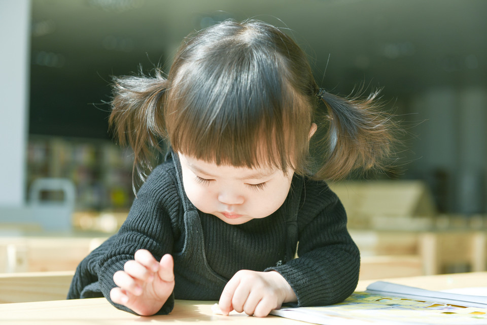爱学习的宝宝才是好宝宝呢，扎着双辫子的宝宝阮萌萌的啊，肉嘟嘟的笑脸超级的可爱哟，趴在桌子上写写画画看书的她很是温馨呢，如此可人的小萝莉无比的让人心动啊~~