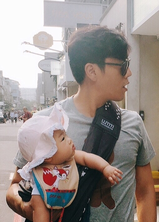 3月12日，伊能静在微博晒出老公秦昊带女儿出街的照片，大方示爱：“我爱的。”网友大呼虐狗!