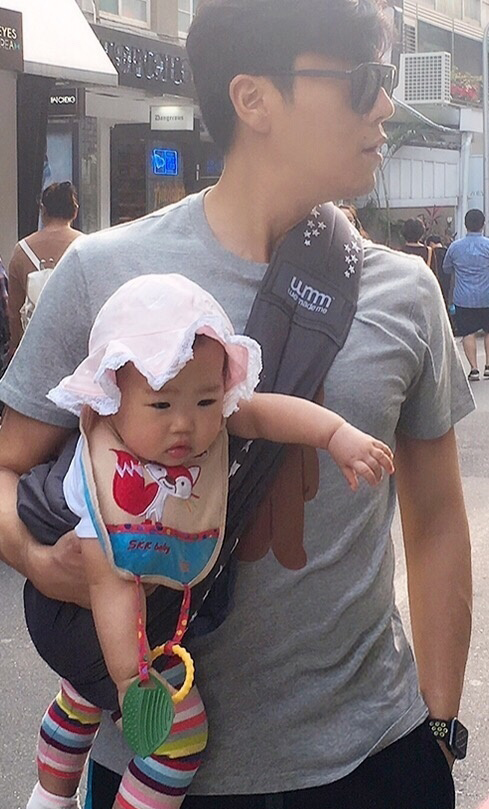 3月12日，伊能静在微博晒出老公秦昊带女儿出街的照片，大方示爱：“我爱的。”网友大呼虐狗!