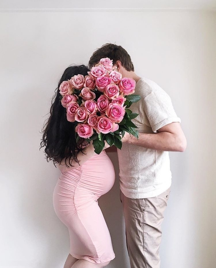 thesematters是一位幸福的母亲，她在怀孕期间与丈夫拍下的这一系列照片记录了一个小生命慢慢生长的过程。