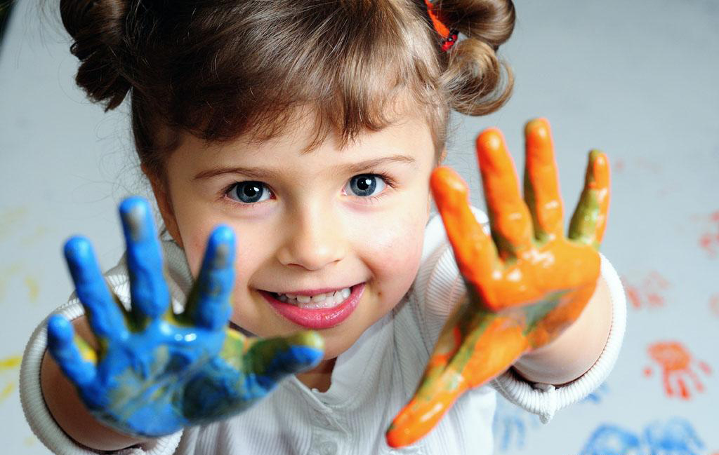 爱玩的宝宝 小孩子手上涂满颜料图片