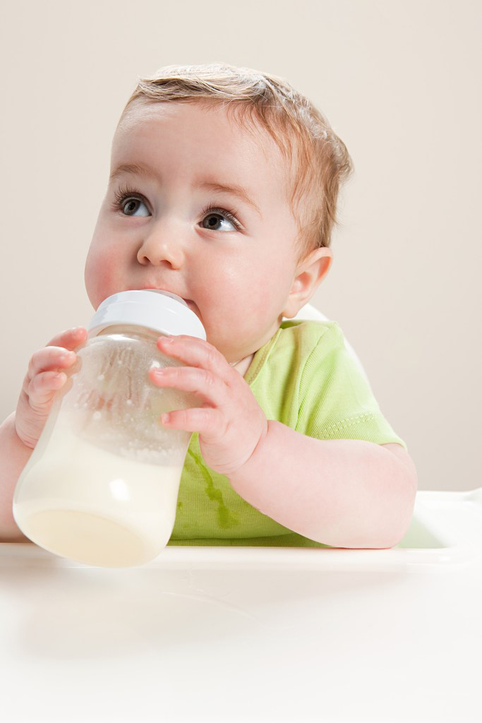 宝宝奶瓶喝奶图片 可爱宝宝图片合集