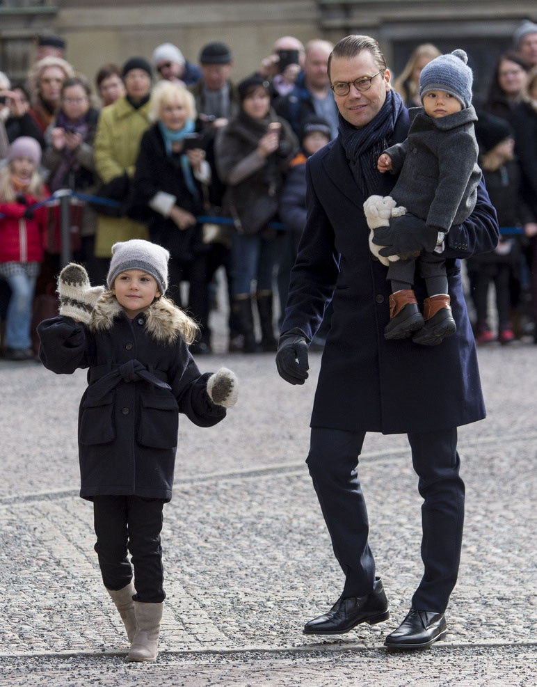当地时间2017年3月12日，瑞典王室出席庆祝女王储维多利亚的受封活动。瑞典小公主埃斯特拉身穿风衣，头戴毛线帽亮相，精致似芭比娃娃。