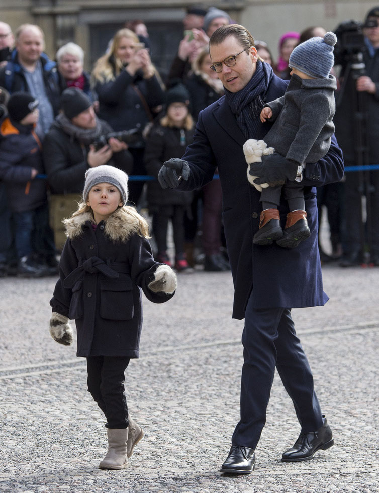当地时间2017年3月12日，瑞典王室出席庆祝女王储维多利亚的受封活动。瑞典小公主埃斯特拉身穿风衣，头戴毛线帽亮相，精致似芭比娃娃。