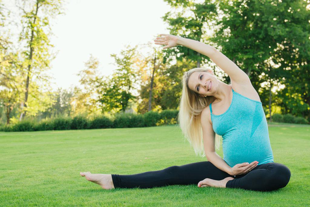 孕妇做瑜伽运动有什么好处?孕妈通过瑜伽中的冥想法对美好情境的冥想，而减轻准妈咪孕期的情绪波动，增强孕妈的自我调控意识。孕妇瑜伽能有效改善血液循环，减轻水滞留，增强骨盆肌肉，常见的孕晚期的下背部疼痛等孕期疼痛也能够得到缓解。