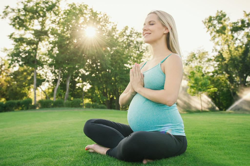 孕妇瑜伽图片 热爱运动的孕妈妈棒棒的