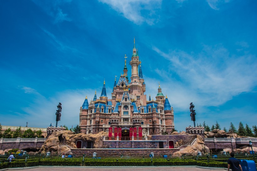 上海迪士尼乐园，是中国内地首座迪士尼主题乐园，位于上海市浦东新区川沙新镇，于2016年6月16日正式开园。乐园拥有七大主题园区：米奇大街、奇想花园、探险岛、宝藏湾、明日世界、梦幻世界、玩具总动园。两座主题酒店：上海迪士尼乐园酒店、玩具总动员酒店。并有许多全球首发游乐项目、精彩的现场演出和多种奇妙体验任何年龄段都能在这里收获快乐。