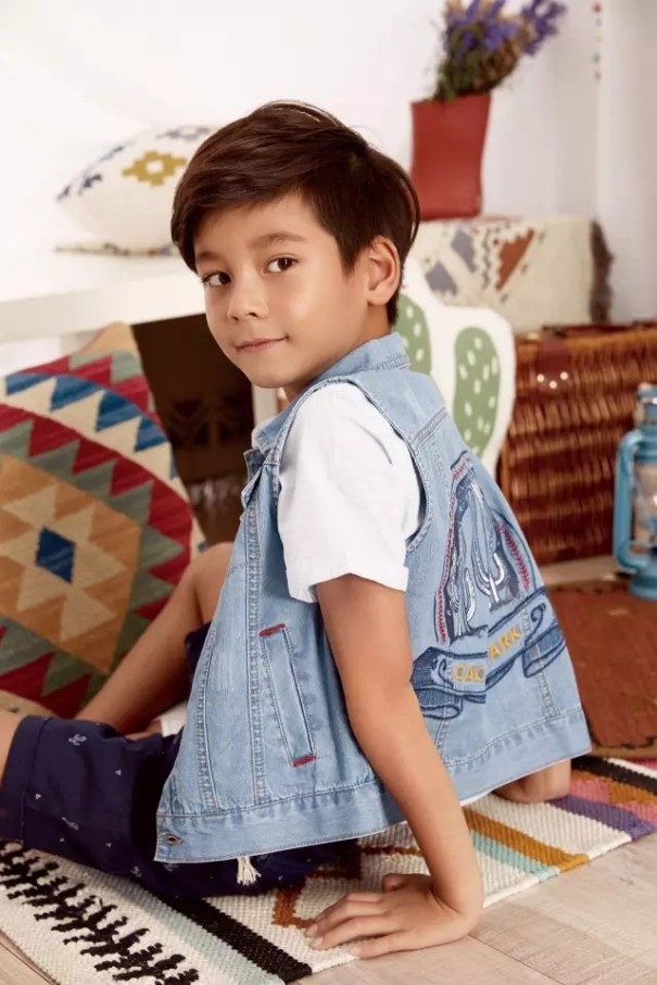 ME&CITYKIDS米喜迪童装品牌，于2009年诞生在时尚魔都上海。米喜迪是儿童欧陆风情的演绎者，都市时尚，款式个性独特，始终坚持以舒适性、品质感的产品为目标。