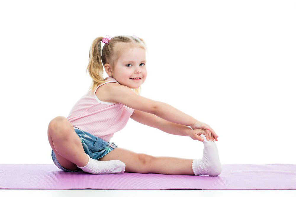 小孩子锻炼瑜伽的好处你知道吗?总共为四个好处哟，分别是增加肺活量，矫正体型，帮助小胖墩儿减肥，提高注意力。而且瑜伽还是一项很好学习的课程呢，小孩子练瑜伽真的好处多多，赶紧帮你的家的宝宝也报名吧~~