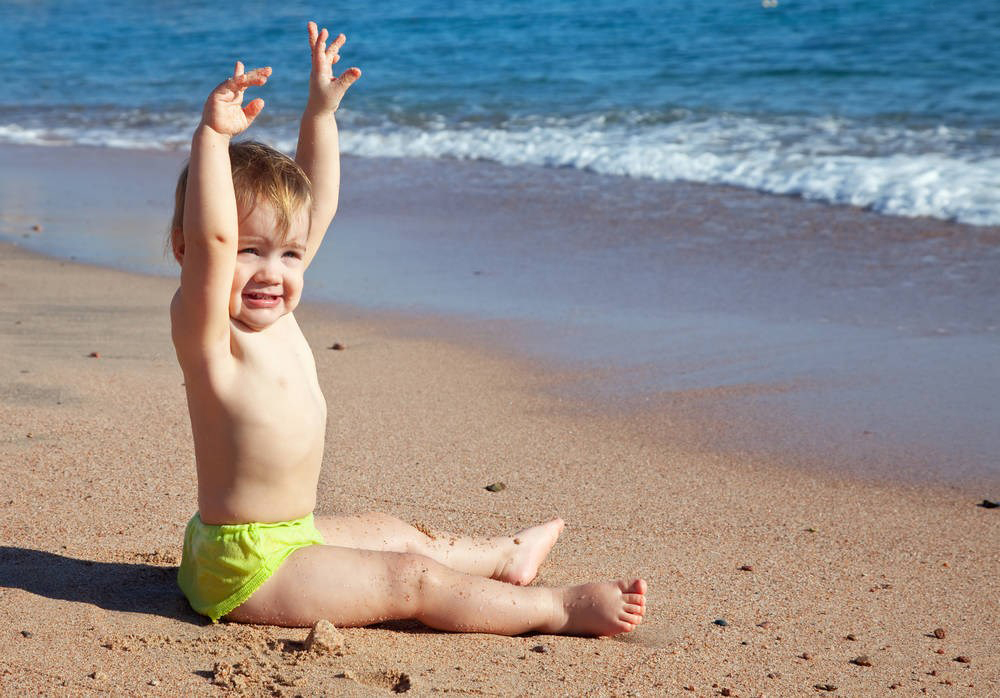 夏日带宝宝去海边玩沙滩那可是一件很有乐趣的事情啊，小孩子可以穿着泳衣在沙滩上玩耍，沙子可是很多宝宝喜欢的自然物体之一呢，随便宝宝怎么玩都不会脏哟，很多妈妈带宝宝去玩沙子就特别的省心，看看外国小男孩子在沙滩上的表情，多么的开心啊~~