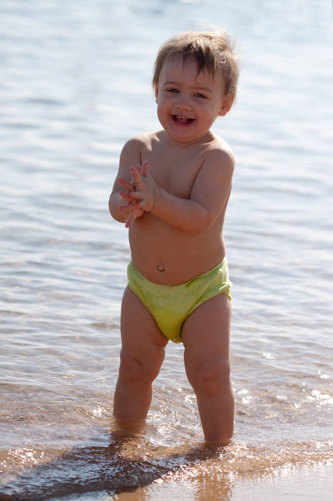 夏日带宝宝去海边玩沙滩那可是一件很有乐趣的事情啊，小孩子可以穿着泳衣在沙滩上玩耍，沙子可是很多宝宝喜欢的自然物体之一呢，随便宝宝怎么玩都不会脏哟，很多妈妈带宝宝去玩沙子就特别的省心，看看外国小男孩子在沙滩上的表情，多么的开心啊~~