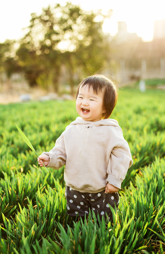 可爱的麦田里的宝宝，麦苗的她超级的软萌哟，笑起来可爱机灵，再配上麦田里的美景，简直无比的让人沉醉啊。小萌娃加上绿色植物，简直就是生命最美好的场景。绿色跟宝宝更配哟~~