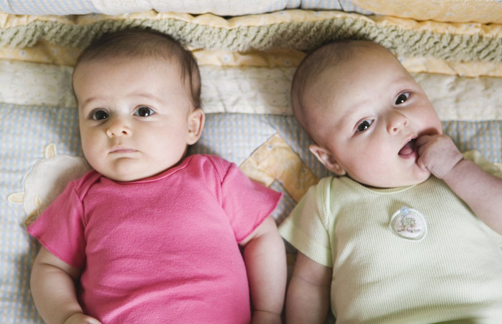 可爱的外国宝宝双胞胎图片，两只小可爱对着镜头的样子萌态十足呢，光溜溜的身子超级的可爱哟，萌萌哒宝宝有木有觉得可爱至极呢。如此好看的宝宝图片你看着喜欢么~~超级美的小宝宝哟~~