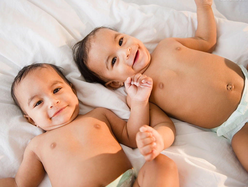 可爱的外国宝宝双胞胎图片，两只小可爱对着镜头的样子萌态十足呢，光溜溜的身子超级的可爱哟，萌萌哒宝宝有木有觉得可爱至极呢。如此好看的宝宝图片你看着喜欢么~~超级美的小宝宝哟~~