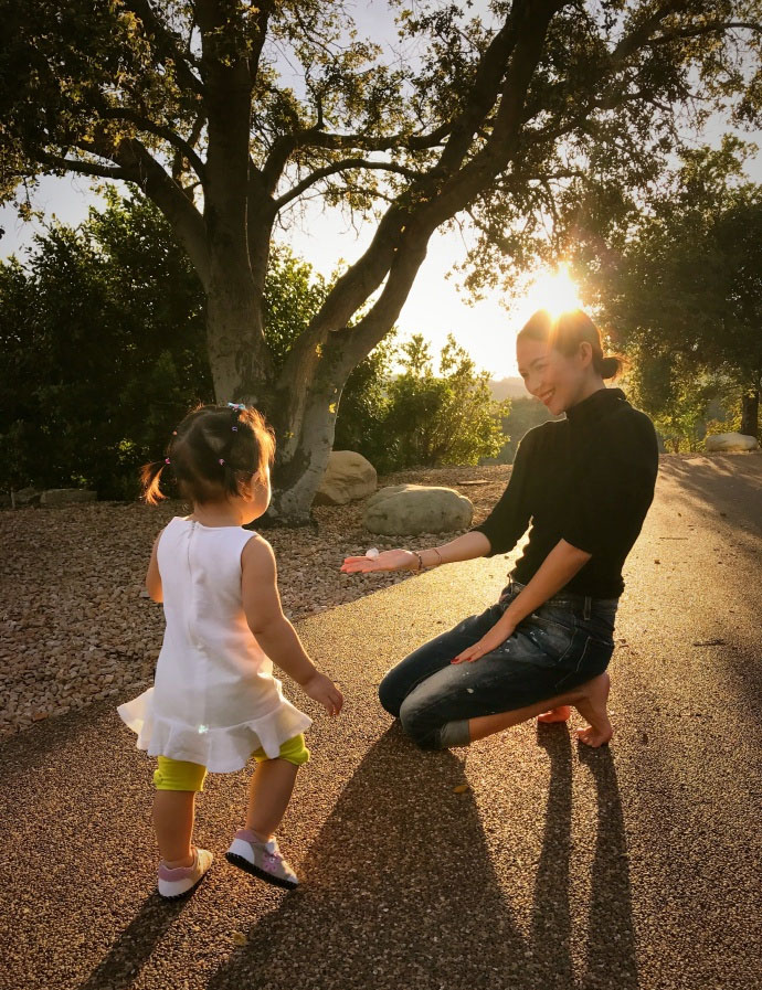 近日，章子怡晒出与女儿醒醒在夕阳下玩耍的照片。她与女儿捡石子，露出暖心微笑，简单的小事也能很幸福。