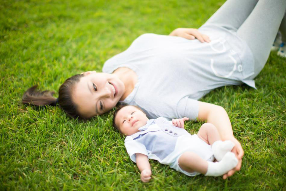 “槿汐姑姑”孙茜温馨家庭照曝光，为庆祝爱子“小老虎”满月，孙茜、蔡远航与父母齐齐出镜。刚出月子的孙茜以简单马尾出镜甜美可人，在草地上怀抱爱子眼神宠溺，一家五口笑容满面幸福洋溢，温馨有爱其乐融融。