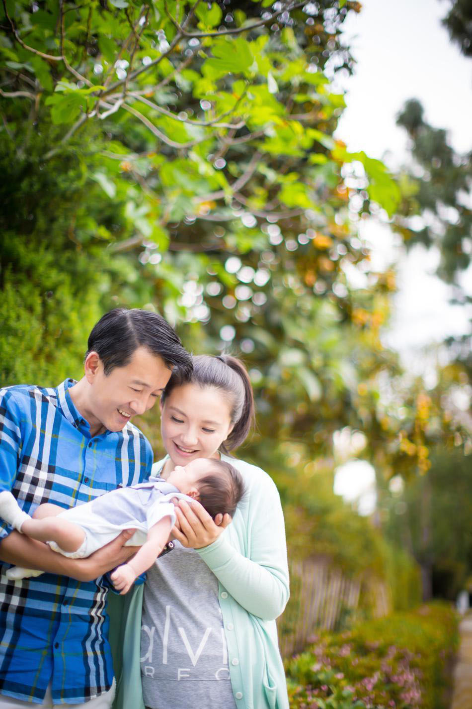 “槿汐姑姑”孙茜温馨家庭照曝光，为庆祝爱子“小老虎”满月，孙茜、蔡远航与父母齐齐出镜。刚出月子的孙茜以简单马尾出镜甜美可人，在草地上怀抱爱子眼神宠溺，一家五口笑容满面幸福洋溢，温馨有爱其乐融融。