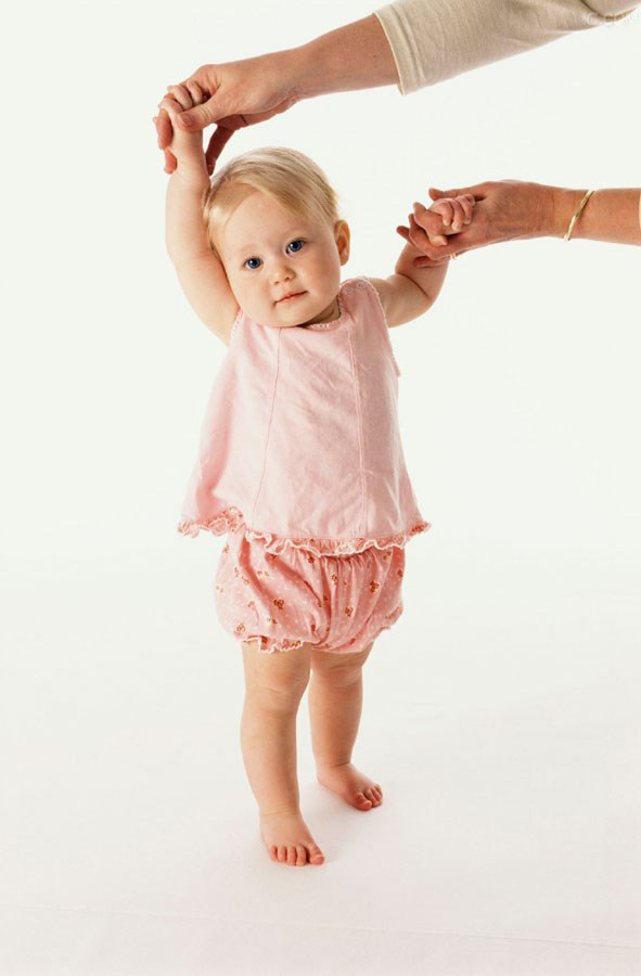 萌萌哒宝宝蹒跚学步的样子超级的可爱呢，那小壮腿一步一步学走路的样子简直萌翻了哟。可爱的萌宝宝很有爱啊。如此机灵可爱的他我看着也是觉得超级的萌哟~~