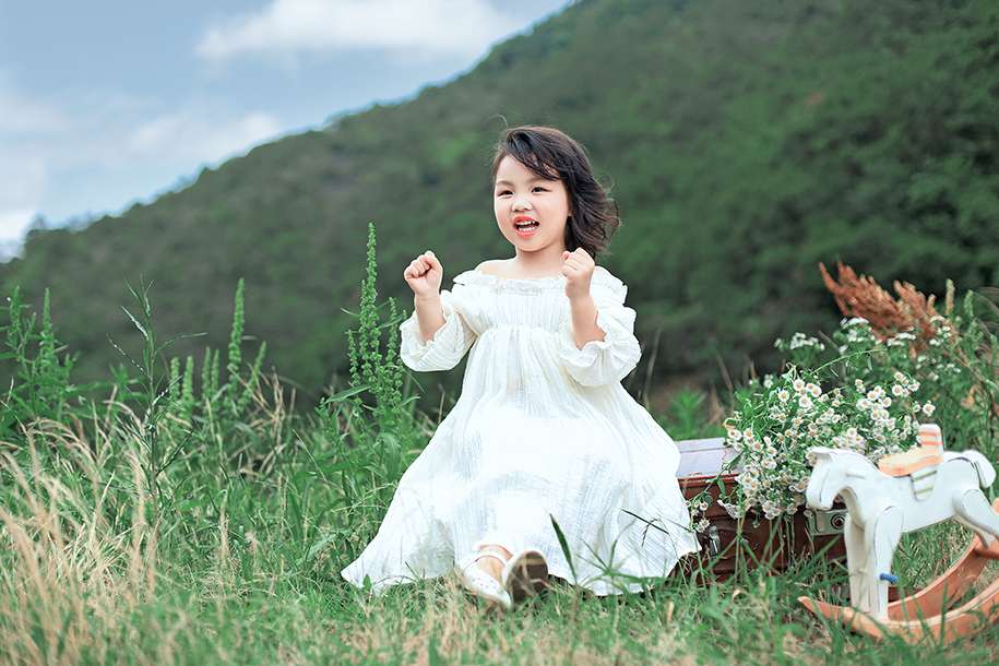 白裙子的小女孩户外写真，清新的风格写真，一字肩美美的她超级的养眼啊。笑起来那天真活泼的样子，使得周围的绿色风景都黯然失色。如此可爱的小姑娘写真，你看着喜欢么~~