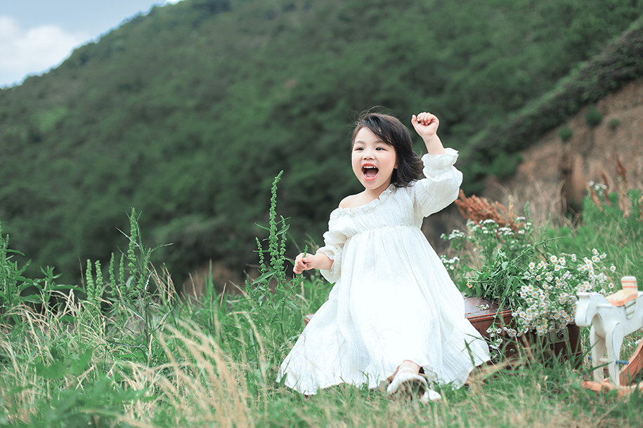 白裙子的小女孩户外写真，清新的风格写真，一字肩美美的她超级的养眼啊。笑起来那天真活泼的样子，使得周围的绿色风景都黯然失色。如此可爱的小姑娘写真，你看着喜欢么~~