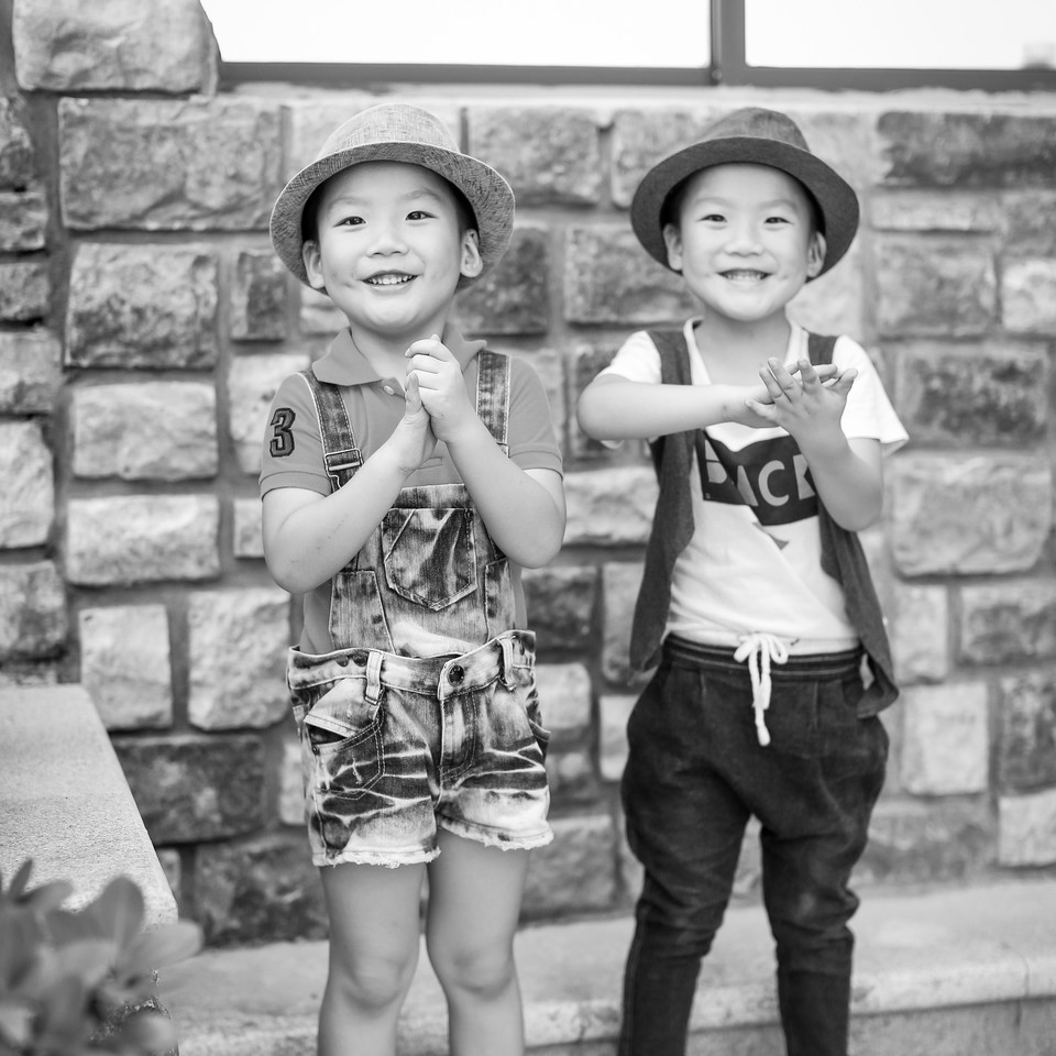 双胞胎男孩图片，萌萌哒小帅哥超级的可爱哟，阳光灿烂的笑容，天真可爱活泼。两人穿着兄弟装，颜色不一样更加的有辨识度，戴着帽子的样子也是酷酷的呢。