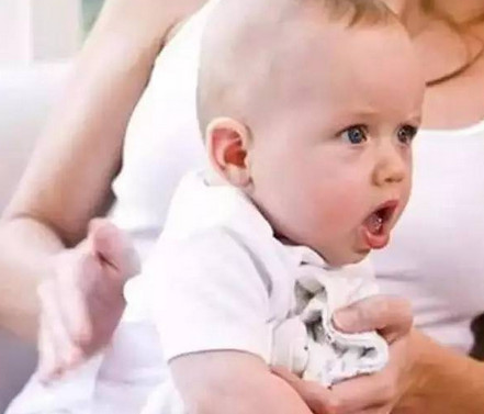 宝宝嗓子里总是有痰音，是支气管炎或肺炎的前兆吗？