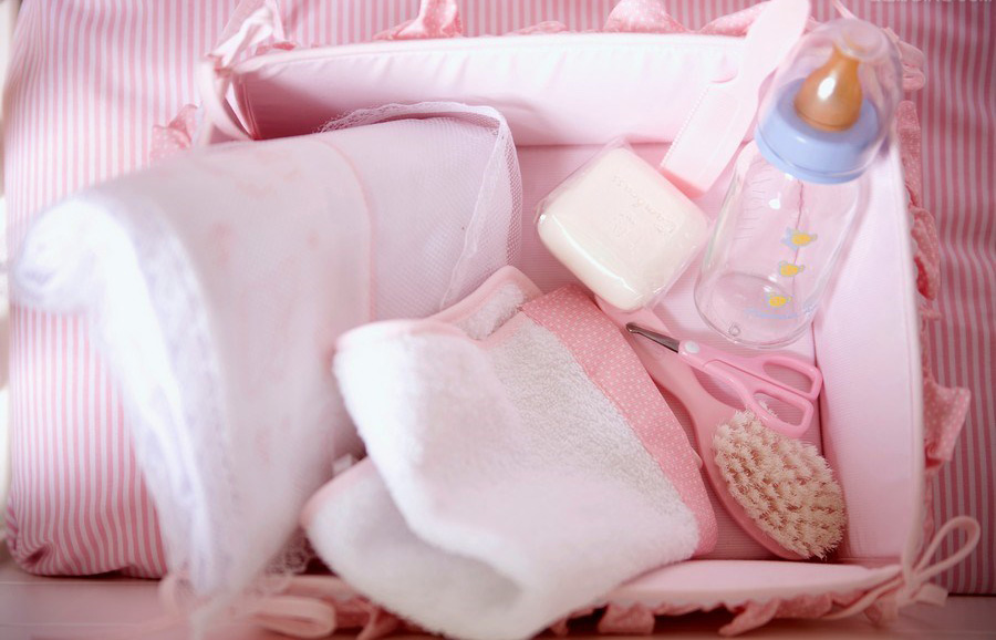 宝宝的婴儿床，宝宝的奶嘴，宝宝的帕子都是粉粉的哟，非常适合女宝宝使用呢，粉粉可爱的婴儿用品让人看了少女心泛滥啊，如此可爱的清新粉嫩婴儿用品，你看着喜欢么~~