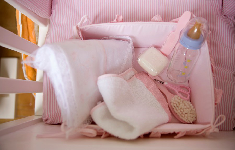 宝宝的婴儿床，宝宝的奶嘴，宝宝的帕子都是粉粉的哟，非常适合女宝宝使用呢，粉粉可爱的婴儿用品让人看了少女心泛滥啊，如此可爱的清新粉嫩婴儿用品，你看着喜欢么~~