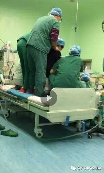 怀胎生子，这是人之常情，但这个过程对于体重达到230斤的江苏宿迁叶女士来说却是一件惊心动魄的事情。幸运的是她在宿迁市妇产医院20名医护人员的保驾护航下，坐着进行了剖腹产，过程中医护人员一直跪着为她接生。3月5日清晨5时55分，230斤重的叶女士即将临产，被紧急送进妇产医院，因为妊娠合并心衰，使得她只能费力地保持坐姿被推进产房。四位助产士采取跪姿、蹲姿、躬姿从左、右、后三个方位人工固定体重达230多斤的产妇，让其麻醉后仍保持稳定的坐姿接受手术，以免手术中出现意外状况，其余医生或蹲或跪找到一个最适合手术的姿势。院长亲自率领麻醉科主任、新生儿科主任、病区主任和各岗位值班的20余名医护人员组成的抢救小组开启紧急救护模式。最终，这位妈妈生下一个9斤6两的胖小子。