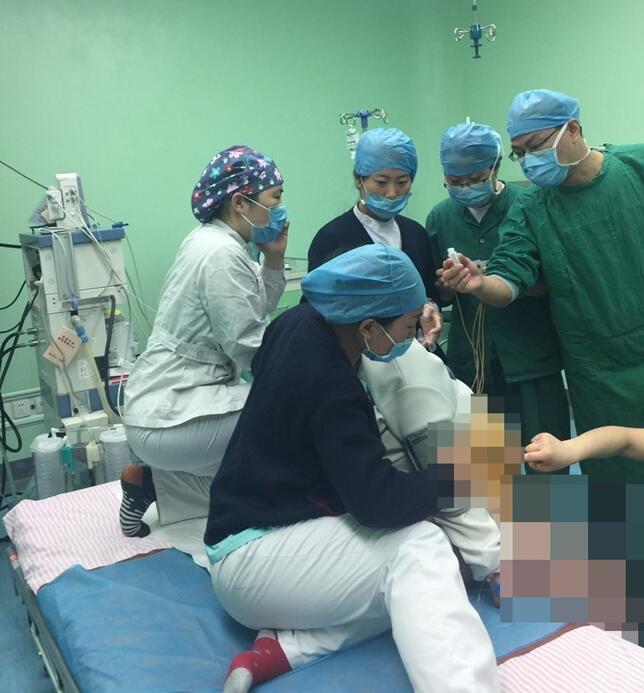 230斤产妇坐着剖腹 多名医生跪着开刀生下9斤6两婴儿