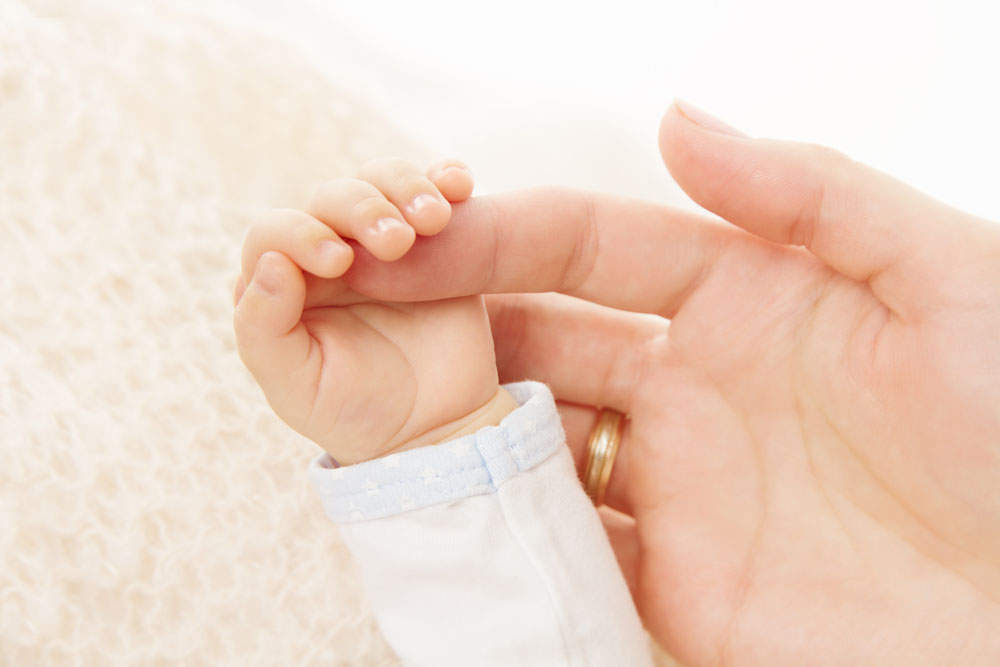 出生没多久的小宝宝新生儿的手可是特别的娇嫩哟，那满满娇艳蛋白的小手光是看着就觉得乐趣不断哟，紧握拳头的小手萌萌哒，那小拇指那小手简直超级迷你可爱哟~~