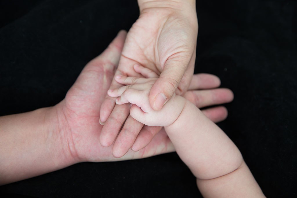 大手握小手，温馨感人。可爱的婴儿宝宝小手，被爸爸妈妈宽大的手小心翼翼的握在手里，象征着爸爸妈妈保护着小宝宝快快长大，画面很是温馨暖人有木有哟。被如此的一组日常图片暖到了，果然最是平常最是动人。