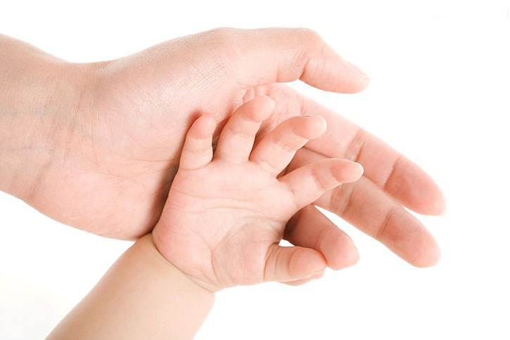 大手握小手，温馨感人。可爱的婴儿宝宝小手，被爸爸妈妈宽大的手小心翼翼的握在手里，象征着爸爸妈妈保护着小宝宝快快长大，画面很是温馨暖人有木有哟。被如此的一组日常图片暖到了，果然最是平常最是动人。