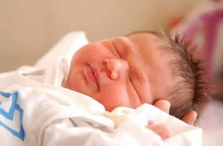 新生儿黄疸严重可损伤脑神经，父母必学的护理知识